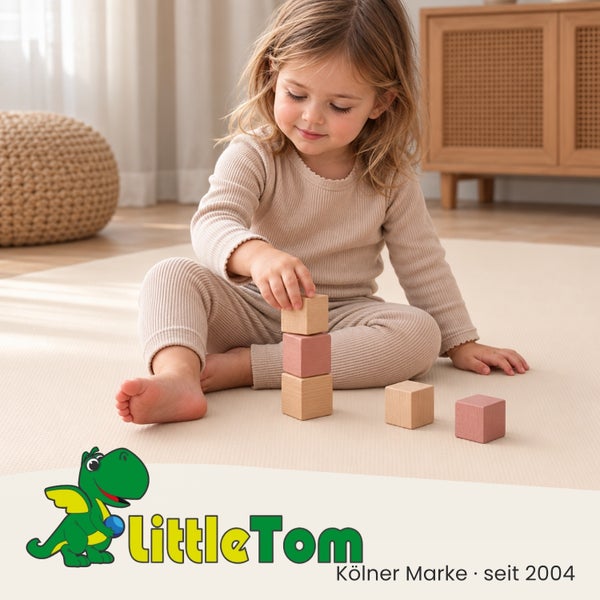 Ein Kleinkind spielt in einem hellen Kinderzimmer mit hölzernen Bauklötzen. Das LittleTom Logo ist unten zu sehen.