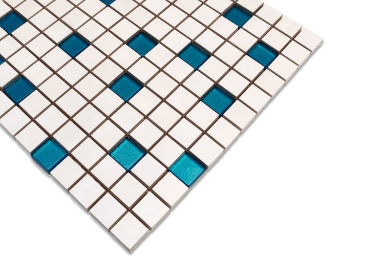 Mosaikfliese mit quadratischen, weißen Keramikfliesen und einzelnen blauen Glasfliesen