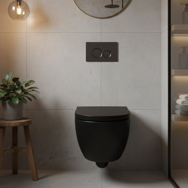 Schwarz hängendes WC mit Betätigungsplatte in einem modernen Badezimmer