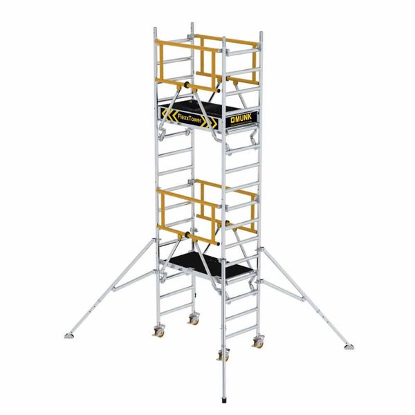 Munk FlexxTower Fahrgerüst aus Aluminium mit zwei Plattformen, Sicherheitsgeländer, Auslegern und Rollen.