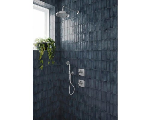 Moderne Dusche mit blau glänzenden vertikalen Wandfliesen, Regenduschkopf, Handbrause und Unterputz-Armaturen.