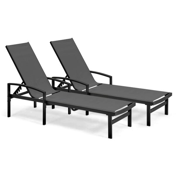 Zwei verstellbare Gartenliegen mit Metallgestell und Textilbespannung.