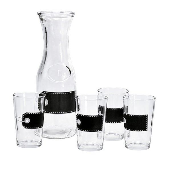 Glaskaraffen-Set bestehend aus einer Karaffe und vier Gläsern mit schwarzen Tafelflächen zum Beschriften.