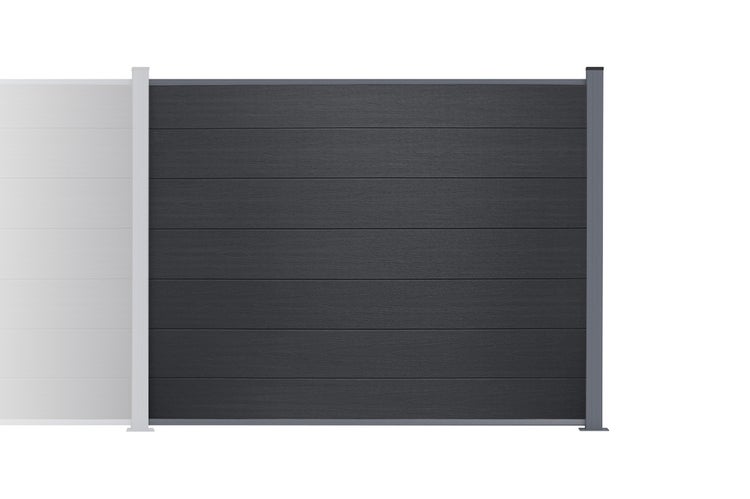 Sichtschutzzaun aus Holz-Kunststoff-Verbundwerkstoff in Anthrazit mit Holzstruktur und horizontalen Lamellen zwischen zwei Pfosten.