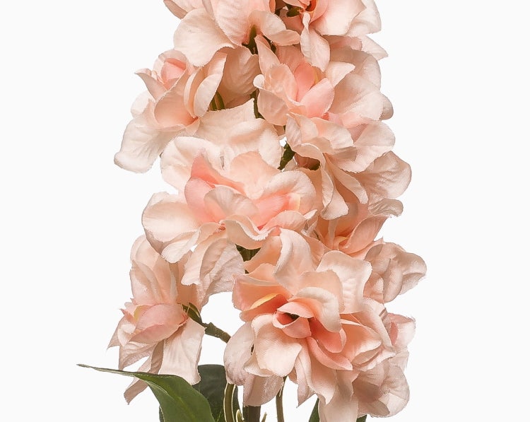 Künstliche Textilblüte, pfirsichfarben, mit gewellten Blütenblättern.