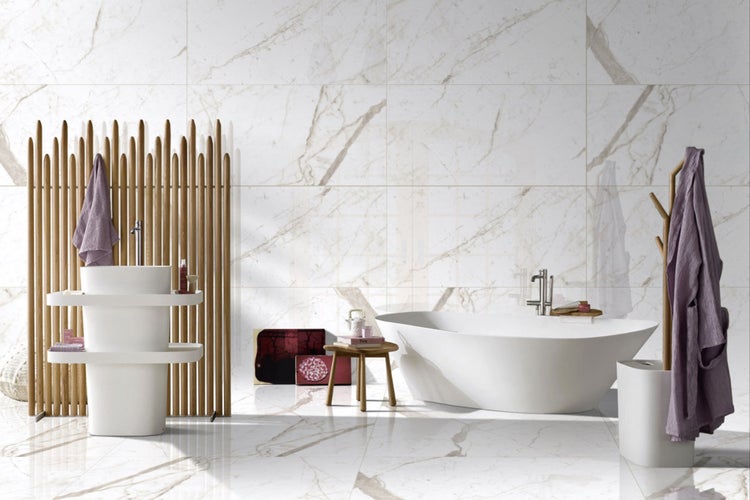 Helles Badezimmer mit Marmorfliesen, Badewanne und Waschtisch