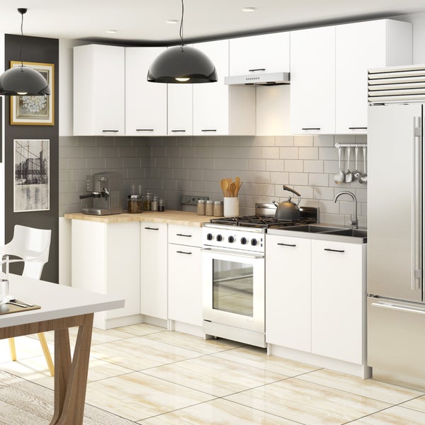 Helle Küche mit weißen Schränken, Arbeitsplatte aus Holz, Herd und Spüle