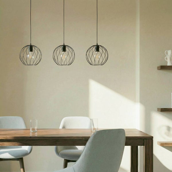Esszimmer mit Holztisch, Stühlen und drei Drahtkugel-Pendelleuchten