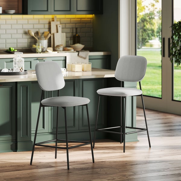 Zwei graue Barhocker mit schwarzem Gestell in einer hellen Küche.