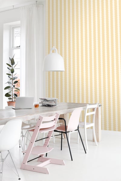 Esszimmer mit Esstisch, Stühlen und gemusterter Tapete