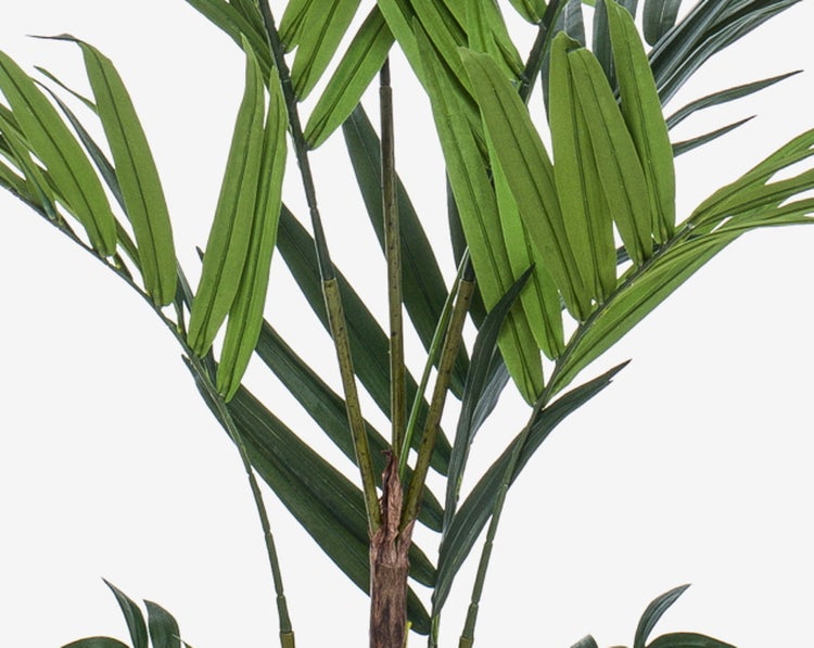 Detailansicht der grünen Blätter und Stiele einer künstlichen Palme.