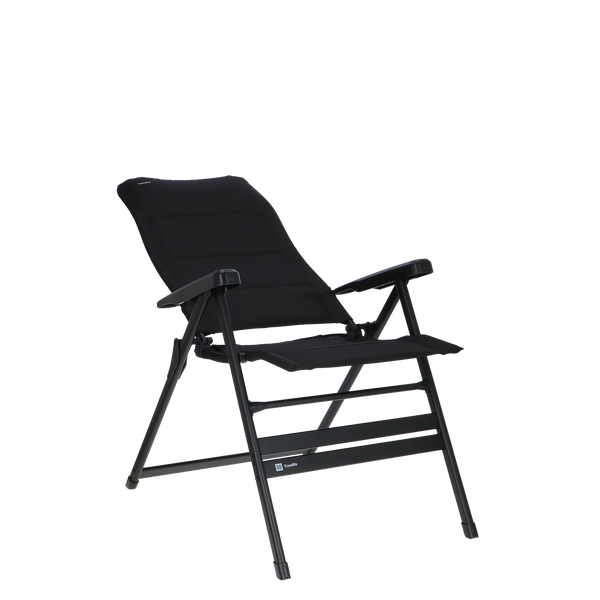 Klappbarer schwarzer Campingstuhl mit Metallgestell, Armlehnen und gepolsterter Sitz- und Rückenfläche aus Stoff.