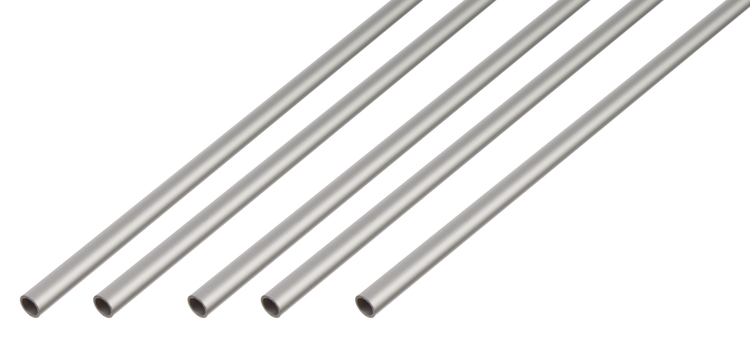 Fünf runde Aluminiumrohre nebeneinander