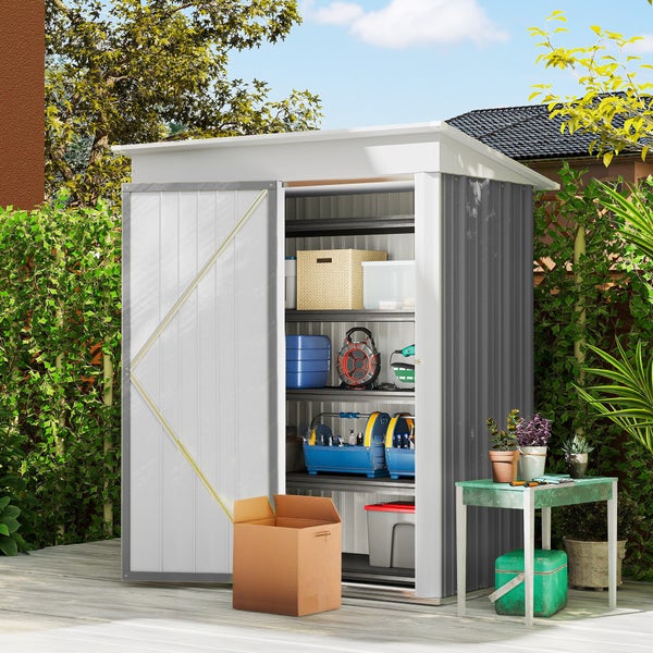 Kompaktes Metall-Gerätehaus mit geöffneter Tür, Regalen und Werkzeug auf einer Holzterrasse in einem organisierten Garten.
