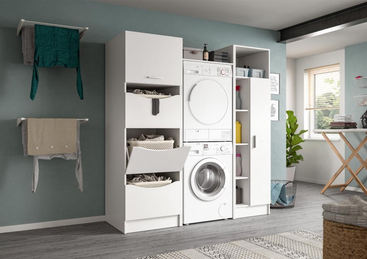 Funktionaler Waschraum mit Waschturm, Schrankelementen für Wäschekörbe, Wandtrocknern und Bügeltisch in modernem, aufgeräumtem Ambiente.