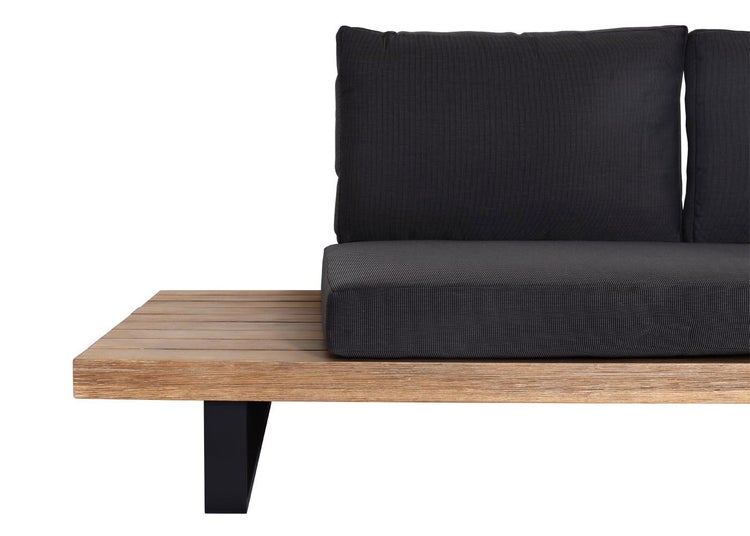 Detailansicht eines Lounge-Sofas mit Holzgestell und dunklen Polstern.