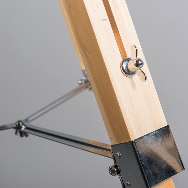 Detailaufnahme eines Stativbeins mit Flügelmutter und Metallverstärkung