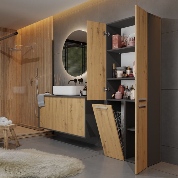 Modernes Badezimmer mit Waschtisch, Spiegel und offenem Badschrank zur Aufbewahrung von Badartikeln