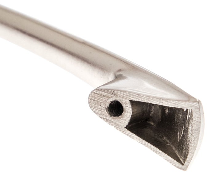 Detailansicht eines Möbelgriffs aus Metall mit Schraubaufnahme