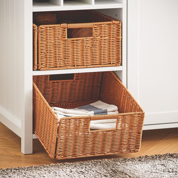 Regal mit zwei geflochtenen Aufbewahrungskörben