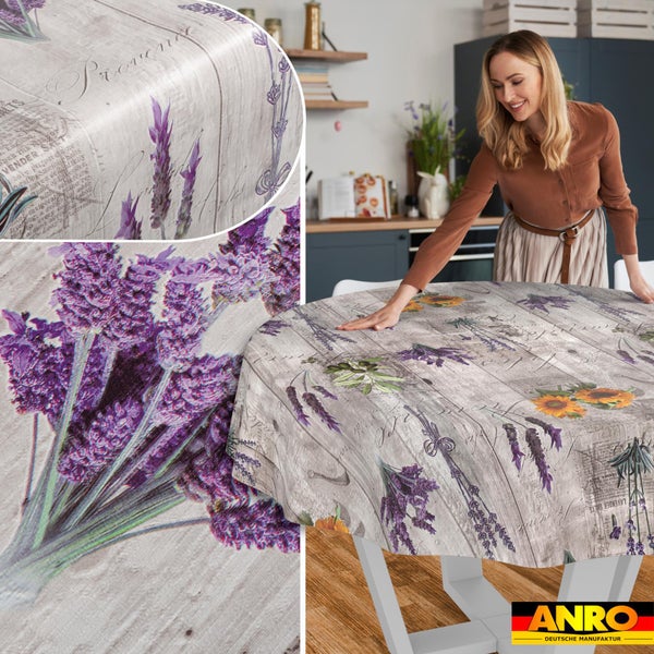 Runde Wachstuchtischdecke mit Lavendel- und Sonnenblumenmotiv in Holzoptik in heller Küche ausgebreitet, Detailansichten des Musters, ANRO Logo.