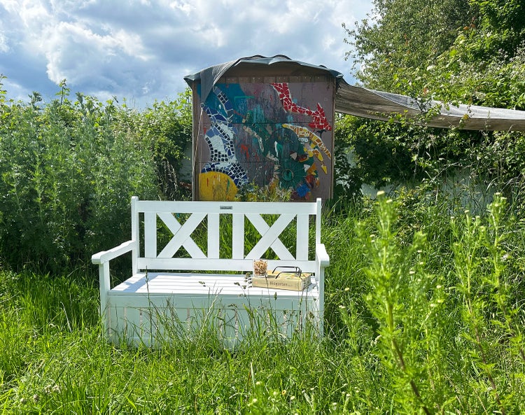needs&wants® Gartenbank Holz wetterfest mit Stauraum und Abdeckung, 2-Sitzer Truhenbank Holzbank klassisch, Parkbank Sitzbank massiv Garten Outdoor mit Truhe, Naturholz Massivholz, weiß
