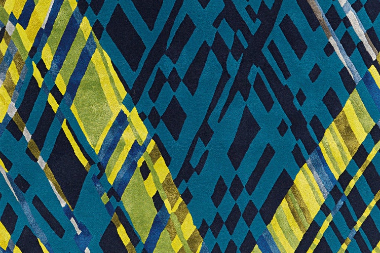 Geometrisches Muster eines Teppichs mit Rauten und Linien in Blau und Gelb, strukturierte Textiloberfläche.