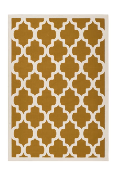 Wohnzimmer mit Teppich mit geometrischem Muster, TV-Lowboard, Armlehnstuhl und Regal in einem hellen, modern eingerichteten Raum.
