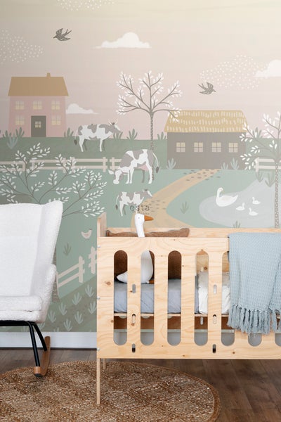 Kinderzimmer mit einer Wiege aus Holz und einer Tapete mit Bauernhofmotiv
