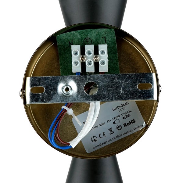 Deckenleuchten-Montagedetails mit elektrischen Anschlüssen und Herstellerinformationen