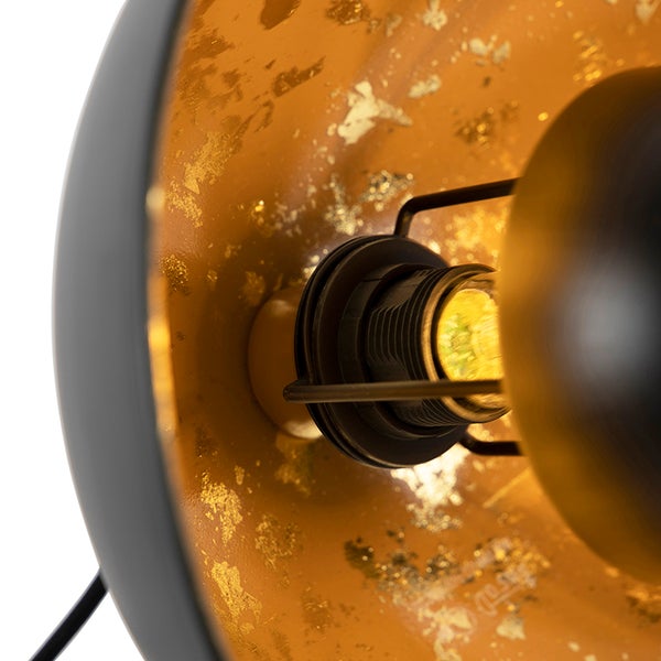 Detailansicht einer Lampe mit Fassung und eingeschalteter Glühbirne