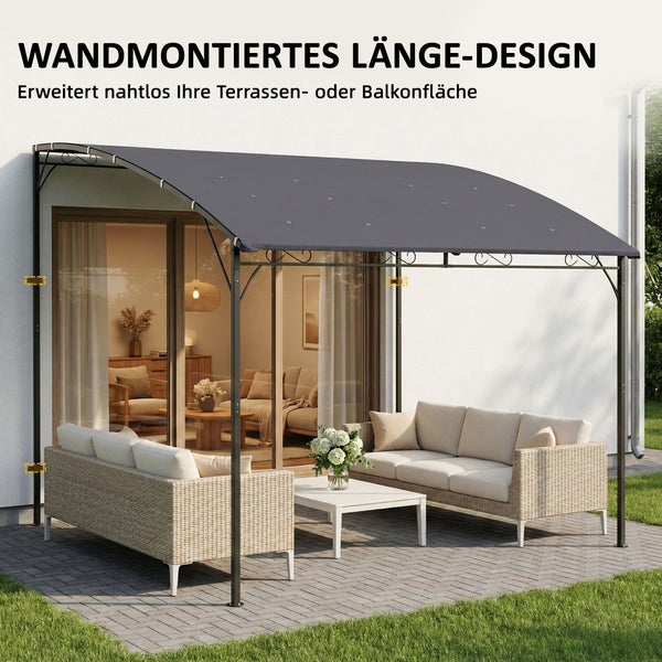 Wandmontierte Terrassenüberdachung mit gebogenem grauen Stoffdach und schwarzem Metallgestell auf einer gepflasterten Terrasse mit Loungemöbeln.
