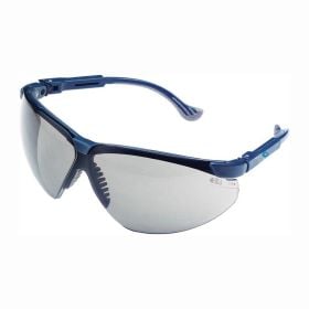 Schutzbrille mit klaren Gläsern und ergonomischem Rahmen für optimalen Augenschutz bei Heimwerkerarbeiten.