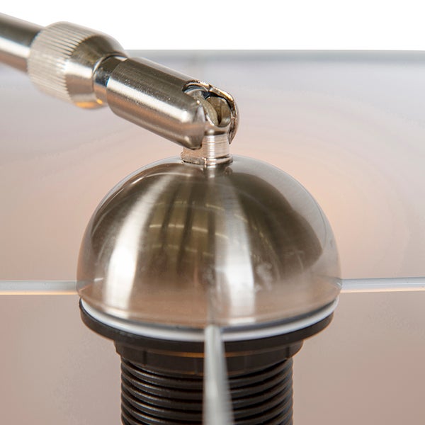 Detail einer Leuchte mit Lampenfassung und flexibler Armverbindung