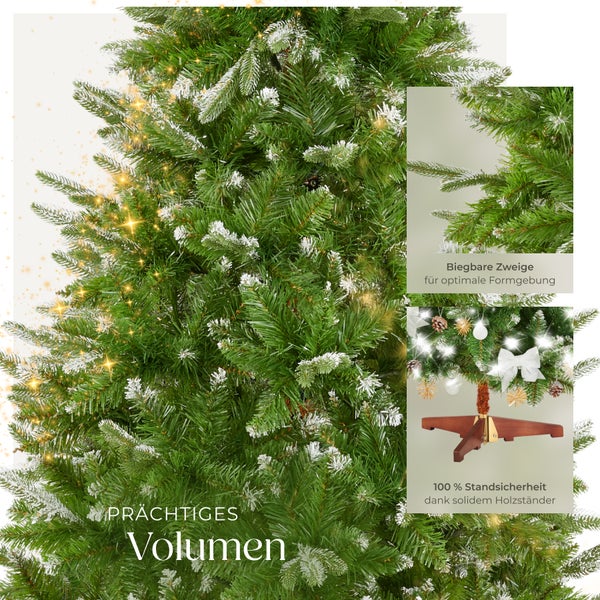 Detailansicht eines voluminösen, künstlichen Weihnachtsbaums mit biegsamen Zweigen und einem soliden Holzständer