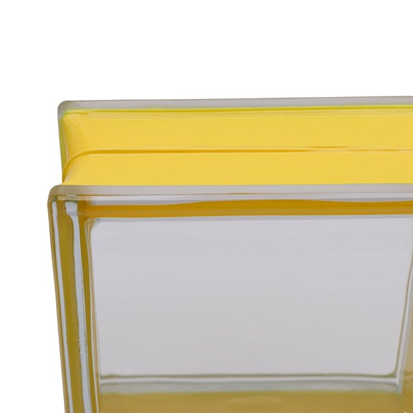 Detailansicht eines Glasbausteins mit Gelbeinschluss.