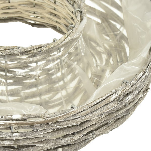 Detailansicht eines Weidenkorbs mit Pflanzfolie