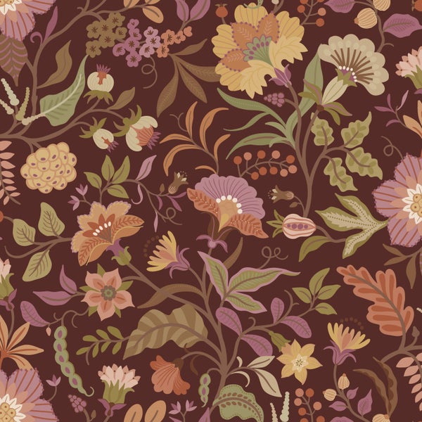 Tapete mit filigranem botanischem Muster aus verschiedenen Blumen, Blättern und Beeren im Vintage-Stil zur dekorativen Wandgestaltung.