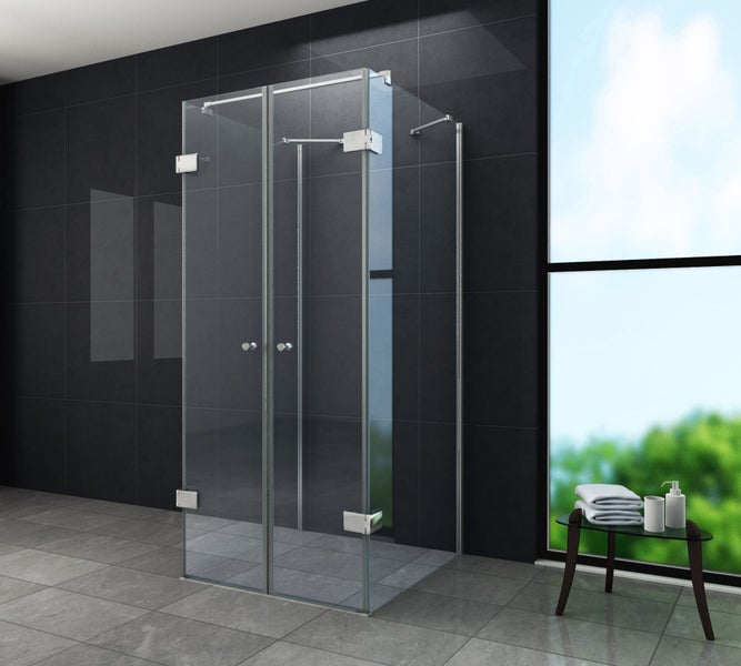 Eckdusche aus Glas mit silberfarbenen Beschlägen in einem Badezimmer mit dunklen Fliesen.