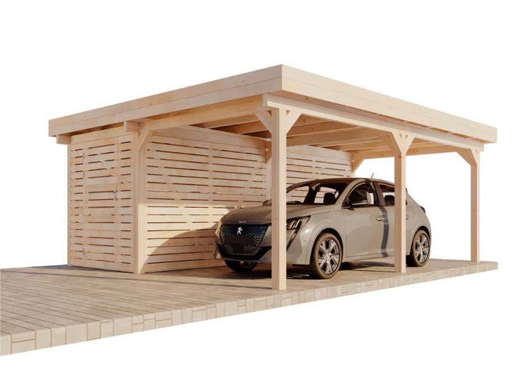 Heller Carport aus Holz mit Flachdach und einem Abstellraum mit Lamellenwänden, in dem ein Auto auf einem gepflasterten Boden parkt.
