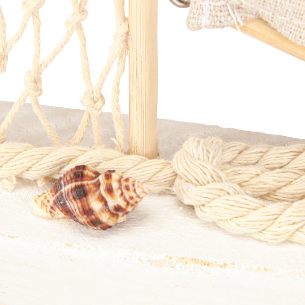 Dekoratives Holzschiff mit Seil und Muschel