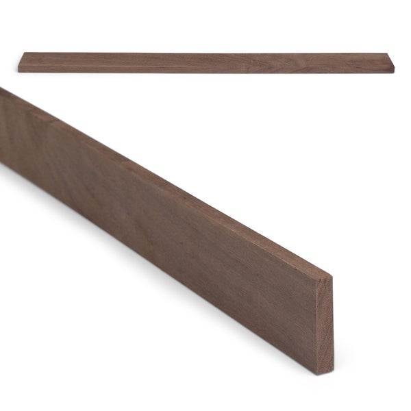 Rechteckige Holzleiste in Braun mit glatter Oberfläche und sichtbarer Maserung.