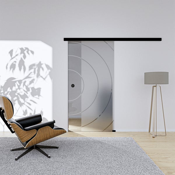 Innenraum mit Glasschiebetür, Sessel und Stehlampe