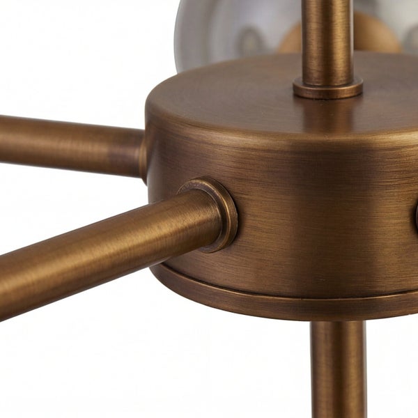 Detailansicht einer bronzefarbenen Deckenleuchte.