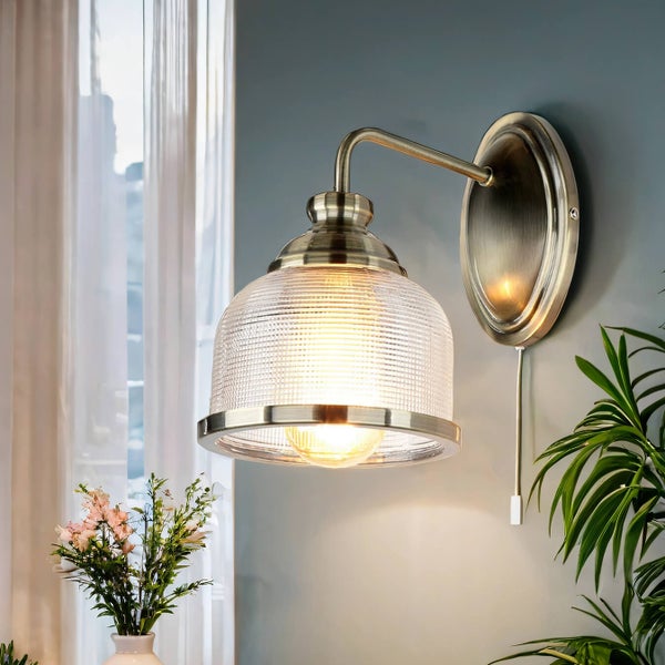 Wandleuchte mit Glasschirm und Zugschalter