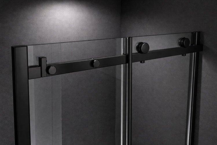 Detail einer Glas-Duschkabine mit schwarzem Schiebetürsystem, runden Rollen und einer horizontalen Schiene.