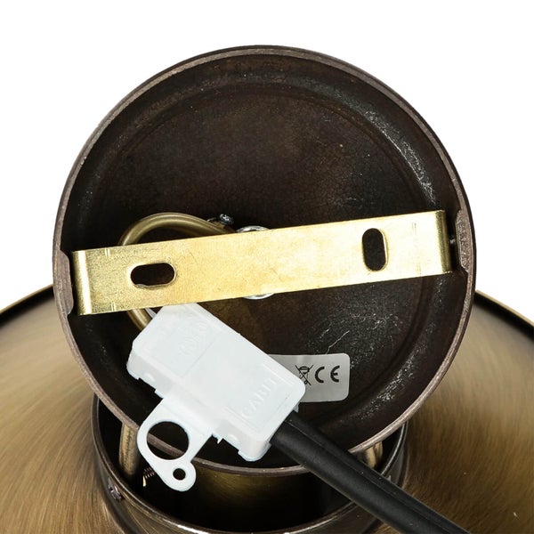 Innenansicht einer Deckenleuchte mit Befestigungsmaterial und CE Kennzeichnung