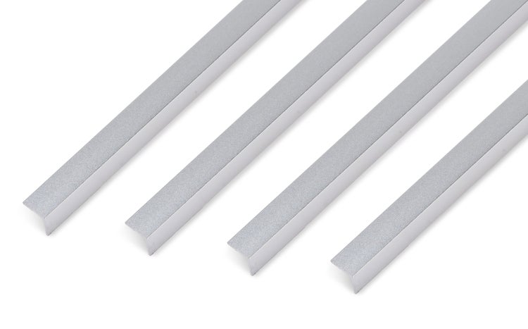 Vier Aluminium Winkelprofile in L-Form für Heimwerkerprojekte