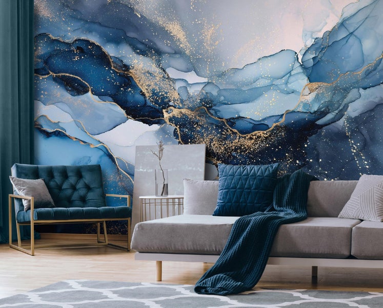 Wohnzimmer mit Sofa, Sessel und Wandbild mit abstraktem Design