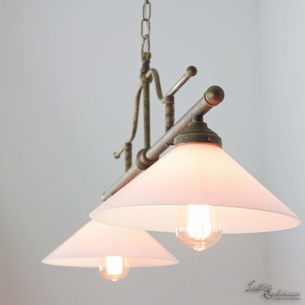 Hängelampe mit zwei Leuchten und Glasschirmen